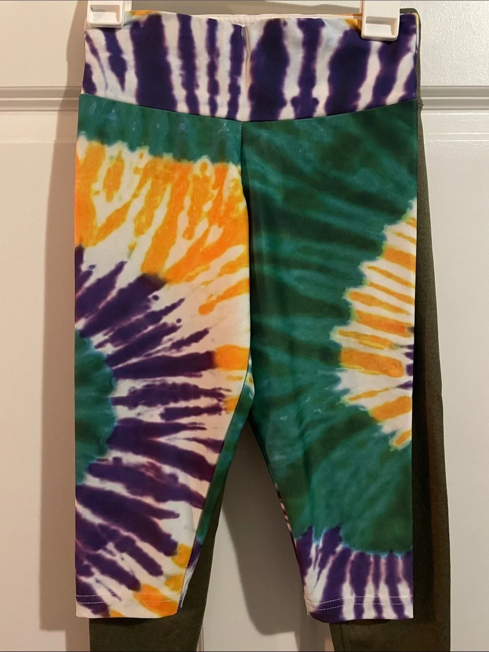 Girls Mardi Gras Capri & Olive 7/8 leggings Size S